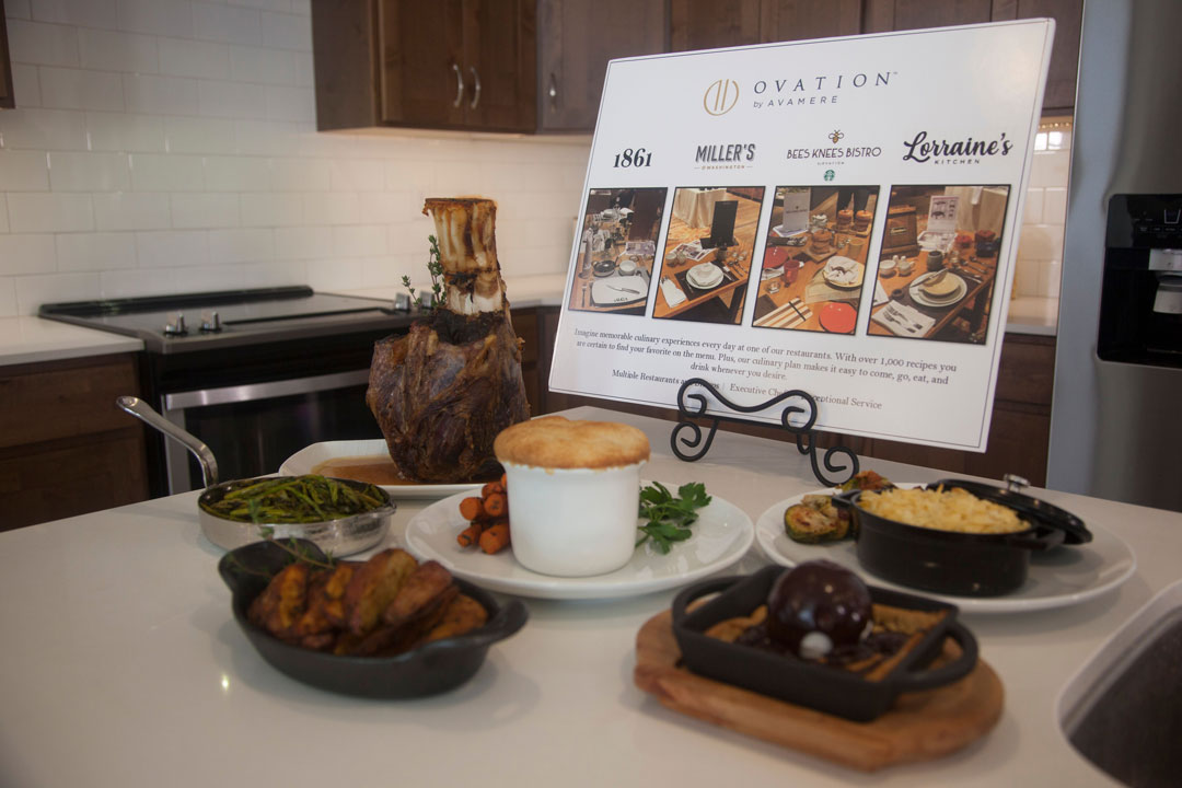 Senior residents dining at Ovation Sienna Hills